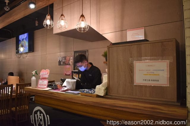 肉多多火鍋基隆愛二店。全新世代的全新菜單，主打熟成好肉，爆炒神湯。#打卡再送肉