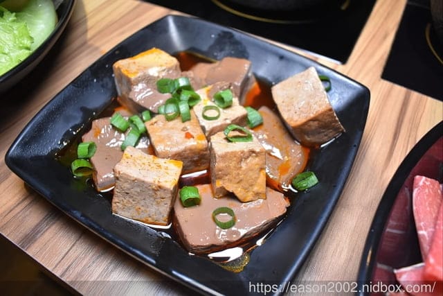 肉多多火鍋基隆愛二店。全新世代的全新菜單，主打熟成好肉，爆炒神湯。#打卡再送肉