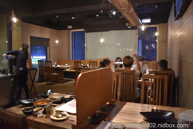 肉多多火鍋基隆愛二店。全新世代的全新菜單，主打熟成好肉，爆炒神湯。#打卡再送肉