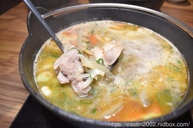 肉多多火鍋基隆愛二店。全新世代的全新菜單，主打熟成好肉，爆炒神湯。#打卡再送肉
