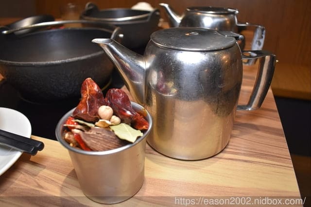 肉多多火鍋基隆愛二店。全新世代的全新菜單，主打熟成好肉，爆炒神湯。#打卡再送肉