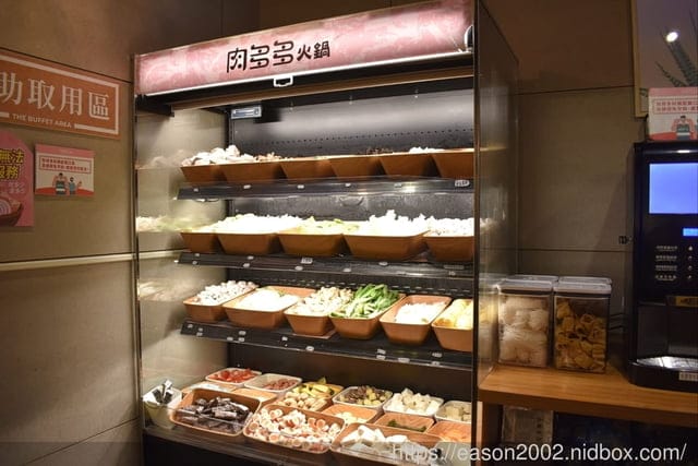 肉多多火鍋基隆愛二店。全新世代的全新菜單，主打熟成好肉，爆炒神湯。#打卡再送肉