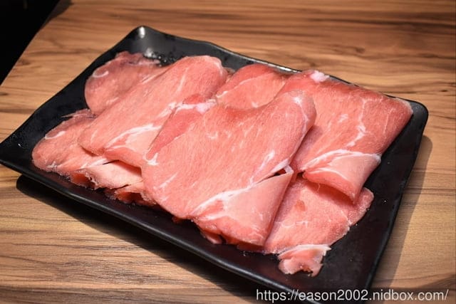 肉多多火鍋基隆愛二店。全新世代的全新菜單，主打熟成好肉，爆炒神湯。#打卡再送肉