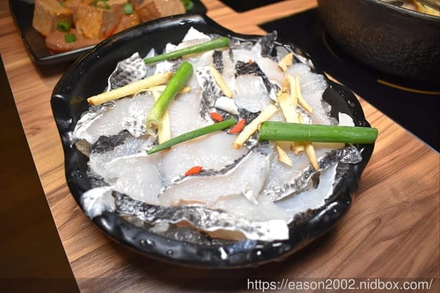 肉多多火鍋基隆愛二店。全新世代的全新菜單，主打熟成好肉，爆炒神湯。#打卡再送肉