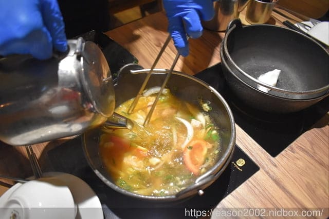 肉多多火鍋基隆愛二店。全新世代的全新菜單，主打熟成好肉，爆炒神湯。#打卡再送肉