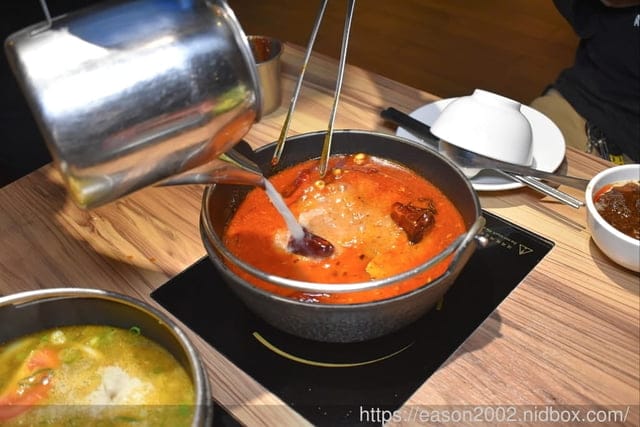 肉多多火鍋基隆愛二店。全新世代的全新菜單，主打熟成好肉，爆炒神湯。#打卡再送肉