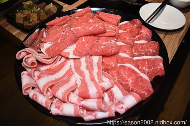 肉多多火鍋基隆愛二店。全新世代的全新菜單，主打熟成好肉，爆炒神湯。#打卡再送肉