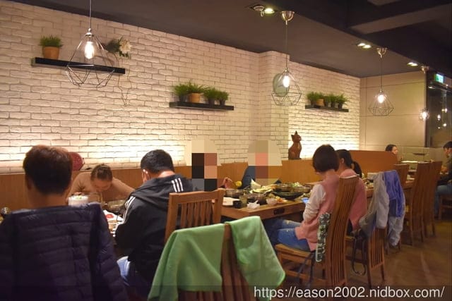 肉多多火鍋基隆愛二店。全新世代的全新菜單，主打熟成好肉，爆炒神湯。#打卡再送肉
