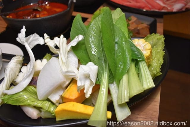 肉多多火鍋基隆愛二店。全新世代的全新菜單，主打熟成好肉，爆炒神湯。#打卡再送肉