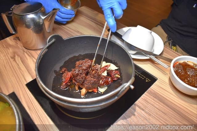 肉多多火鍋基隆愛二店。全新世代的全新菜單，主打熟成好肉，爆炒神湯。#打卡再送肉