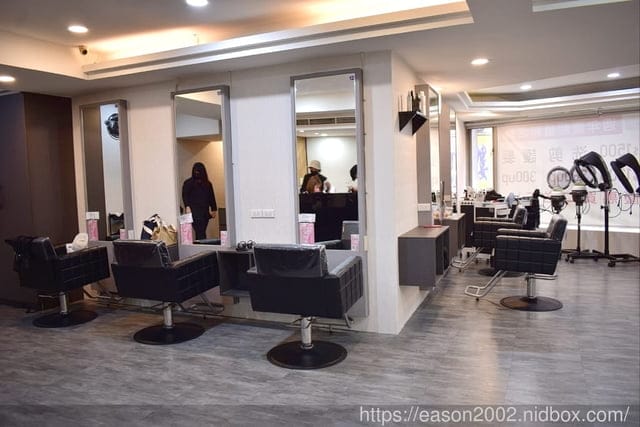 板橋染髮推薦。＃Wor hair 府中店。想到整髮，就想到 Wor hair，全省多家分店。女生燙或染1500 不分長短包含洗加剪