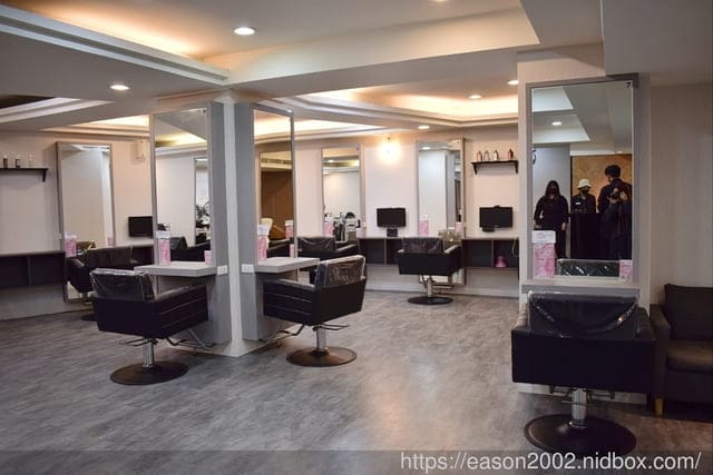 板橋染髮推薦。＃Wor hair 府中店。想到整髮，就想到 Wor hair，全省多家分店。女生燙或染1500 不分長短包含洗加剪