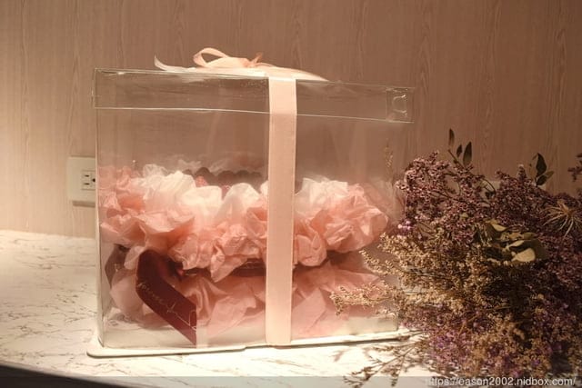 2023超夯的蛋糕花束。Sususugar鼠鼠糖 草莓蛋糕花束，使用新鮮大湖草莓，日式燙麵戚風蛋糕體。銷售年破百萬顆的人氣蛋糕