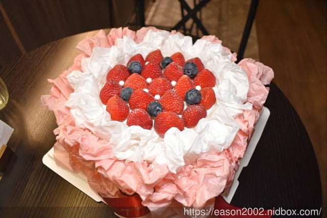 2023超夯的蛋糕花束。Sususugar鼠鼠糖 草莓蛋糕花束，使用新鮮大湖草莓，日式燙麵戚風蛋糕體。銷售年破百萬顆的人氣蛋糕