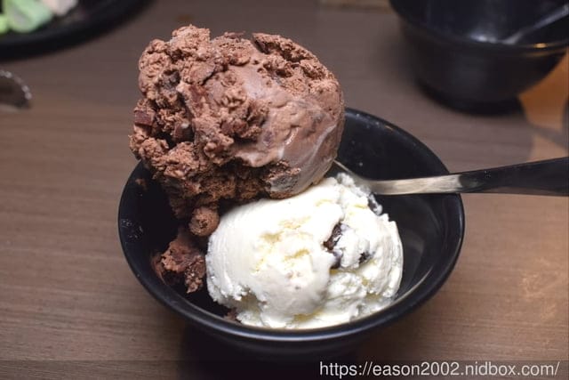 台北市東區燒肉推薦。嘴邊肉の嘴上功夫日式燒肉台北市民店。只要NT$650，多達70多種以上新鮮食材、冰淇淋、飲料、滷肉飯，無限量供應吃到飽