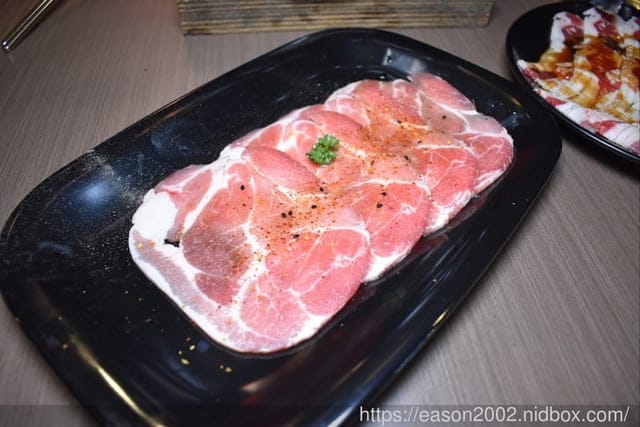 台北市東區燒肉推薦。嘴邊肉の嘴上功夫日式燒肉台北市民店。只要NT$650，多達70多種以上新鮮食材、冰淇淋、飲料、滷肉飯，無限量供應吃到飽
