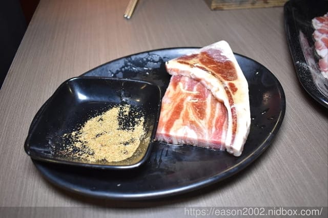 台北市東區燒肉推薦。嘴邊肉の嘴上功夫日式燒肉台北市民店。只要NT$650，多達70多種以上新鮮食材、冰淇淋、飲料、滷肉飯，無限量供應吃到飽