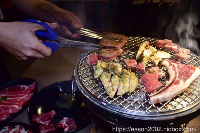 台北市東區燒肉推薦。嘴邊肉の嘴上功夫日式燒肉台北市民店。只要NT$650，多達70多種以上新鮮食材、冰淇淋、飲料、滷肉飯，無限量供應吃到飽