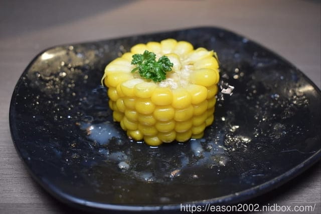 台北市東區燒肉推薦。嘴邊肉の嘴上功夫日式燒肉台北市民店。只要NT$650，多達70多種以上新鮮食材、冰淇淋、飲料、滷肉飯，無限量供應吃到飽