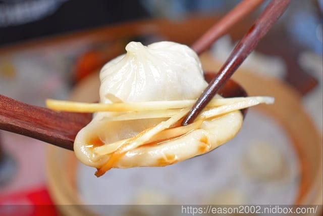 宜蘭礁溪美食。老家LAO CHIA 冰花鍋貼 小籠湯包 手搖飲。脆皮鍋貼/爆汁小籠湯包/水果入茶葡萄柚綠茶/爆漿流沙包