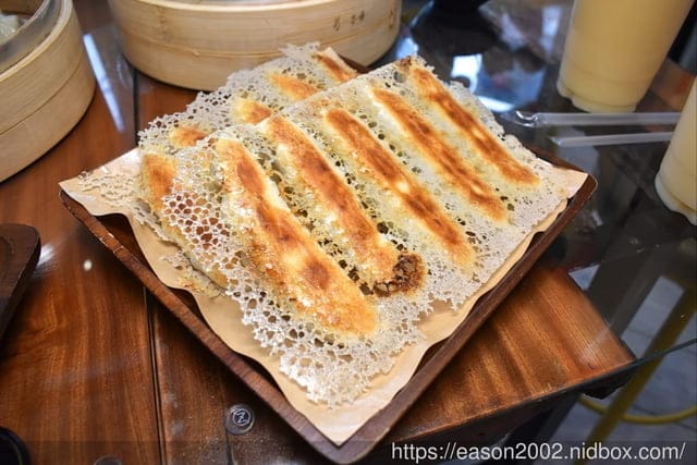 宜蘭礁溪美食。老家LAO CHIA 冰花鍋貼 小籠湯包 手搖飲。脆皮鍋貼/爆汁小籠湯包/水果入茶葡萄柚綠茶/爆漿流沙包