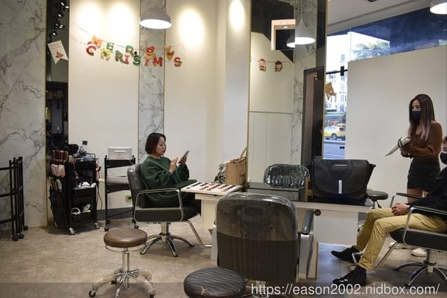 台中24小時髮廊推薦。Virus Hair Salon（一中店）。美髮不限時，隨時都可以。（剪髮+頭皮養護+深層護髮）讓髮絲起死回生的白新葵結構式護髮