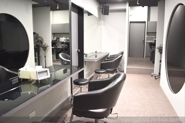 台中24小時髮廊推薦。Virus Hair Salon（一中店）。美髮不限時，隨時都可以。（剪髮+頭皮養護+深層護髮）讓髮絲起死回生的白新葵結構式護髮