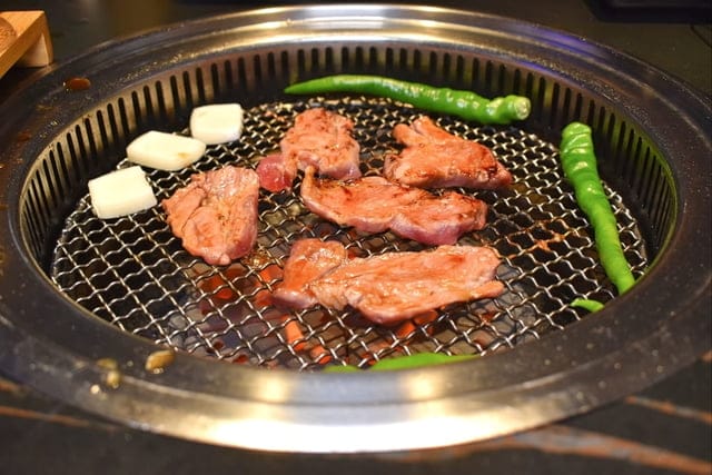 新竹美食|山上走走 日式無菜單燒肉專門店。浪漫夢幻海底世界享受頂級A5和牛/飯後甜品：金箔霜淇淋