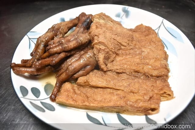 淡水在地人才知道的淡水美食，滬尾滷味 X 第一家肉粽 | 料多味美，粽葉飄香