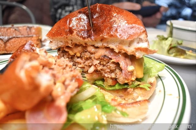 宜蘭礁溪漢堡 | 海皮漢堡 Happy Burger  推薦菜單：花生培根起司豬肉堡/法式吐司（巧克力口味）/墨西哥脆餅（塔可肉醬）