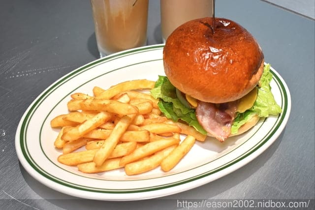 宜蘭礁溪漢堡 | 海皮漢堡 Happy Burger  推薦菜單：花生培根起司豬肉堡/法式吐司（巧克力口味）/墨西哥脆餅（塔可肉醬）