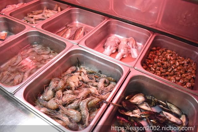 宜蘭火烤三吃 自助式吃到飽推薦 | 愛知味 火鍋、燒烤 自助百匯，食材種類多樣化，讓你吃得眼花撩亂