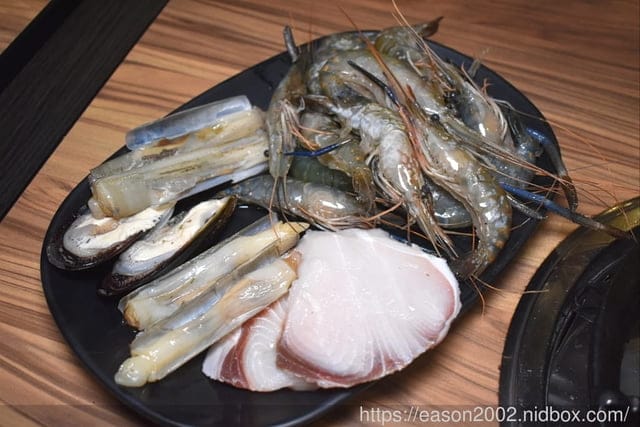宜蘭火烤三吃 自助式吃到飽推薦 | 愛知味 火鍋、燒烤 自助百匯，食材種類多樣化，讓你吃得眼花撩亂