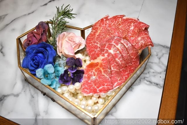 台中北區美食 | Eartha燒肉餐酒館 夢幻珠寶盒 異國風味餐點 三層豪華海神殿