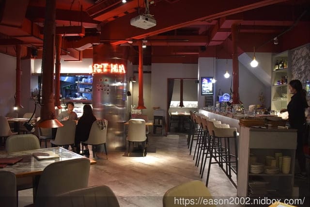 台中北區美食 | Eartha燒肉餐酒館 夢幻珠寶盒 異國風味餐點 三層豪華海神殿