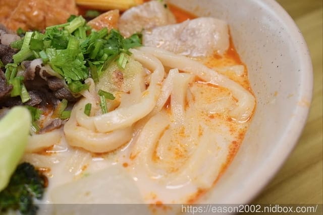 苗栗頭份美食推薦 | 沐上麻辣燙 手工精心熬煮醇厚湯頭 食材選擇多樣化 | 頭份建國夜市 尚順育樂世界 提供外帶外送