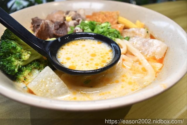 苗栗頭份美食推薦 | 沐上麻辣燙 手工精心熬煮醇厚湯頭 食材選擇多樣化 | 頭份建國夜市 尚順育樂世界 提供外帶外送