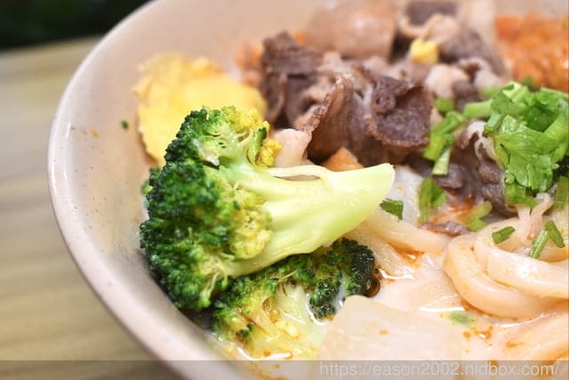 苗栗頭份美食推薦 | 沐上麻辣燙 手工精心熬煮醇厚湯頭 食材選擇多樣化 | 頭份建國夜市 尚順育樂世界 提供外帶外送