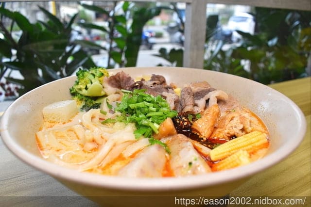 苗栗頭份美食推薦 | 沐上麻辣燙 手工精心熬煮醇厚湯頭 食材選擇多樣化 | 頭份建國夜市 尚順育樂世界 提供外帶外送
