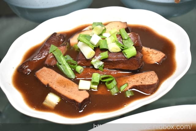 開箱文 | 2023 食尚玩家購物網 ╳ 加油喜事 牛肉麵 & 滷味 新品記者會 陳亞蘭代言 招牌《紅燒半筋半肉》、獨家口味《麻辣青花椒》、經典滷味，獨家老滷風味