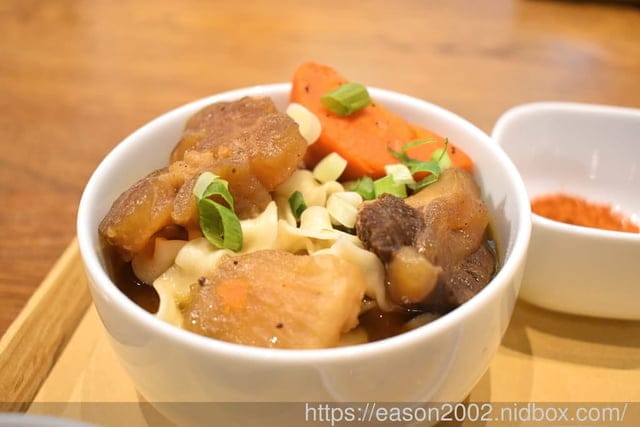 開箱文 | 2023 食尚玩家購物網 ╳ 加油喜事 牛肉麵 & 滷味 新品記者會 陳亞蘭代言 招牌《紅燒半筋半肉》、獨家口味《麻辣青花椒》、經典滷味，獨家老滷風味