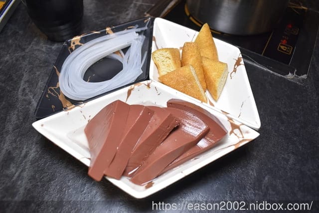 內湖美食 | 龍府小鍋(螺螄粉火鍋） 酸香麻辣個人鍋 三種不同湯頭可以選擇 特色熟食小點