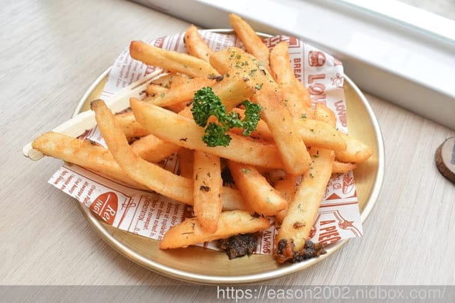 台中大里美食 | 食久茶事 波希米亞風咖啡廳（貨櫃屋） 戶外庭院用餐環境 慶生求婚抓周包場推薦