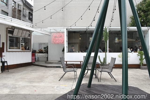 台中大里美食 | 食久茶事 波希米亞風咖啡廳（貨櫃屋） 戶外庭院用餐環境 慶生求婚抓周包場推薦