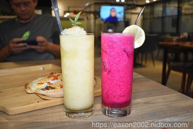 內湖不限時咖啡廳推薦 | 漫時生活 手工義式羅馬PIZZA、香噴噴的美味現烤鬆餅、手工義式冰淇淋，擁有上百個座位的超寬廣室內空間