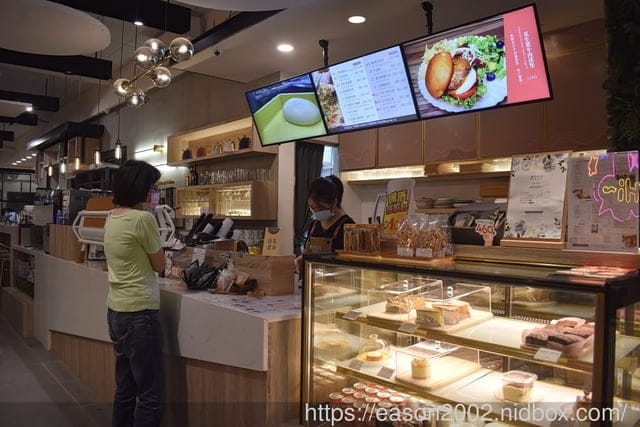 內湖不限時咖啡廳推薦 | 漫時生活 手工義式羅馬PIZZA、香噴噴的美味現烤鬆餅、手工義式冰淇淋，擁有上百個座位的超寬廣室內空間