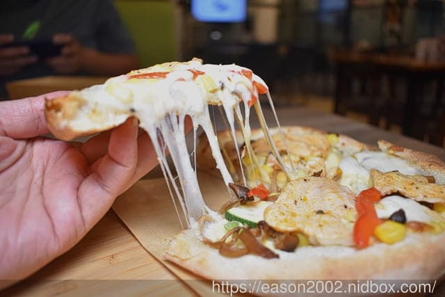 內湖不限時咖啡廳推薦 | 漫時生活 手工義式羅馬PIZZA、香噴噴的美味現烤鬆餅、手工義式冰淇淋，擁有上百個座位的超寬廣室內空間