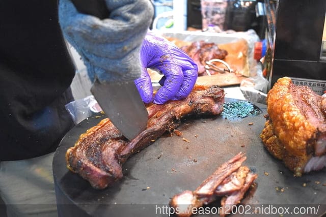 台北排隊美食推薦 | 品臻黃金脆皮燒肉-內湖店 金黃酥脆的卡滋燒肉真的給他 “狠” 邪惡