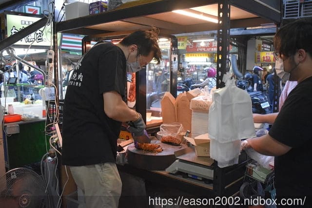台北排隊美食推薦 | 品臻黃金脆皮燒肉-內湖店 金黃酥脆的卡滋燒肉真的給他 “狠” 邪惡