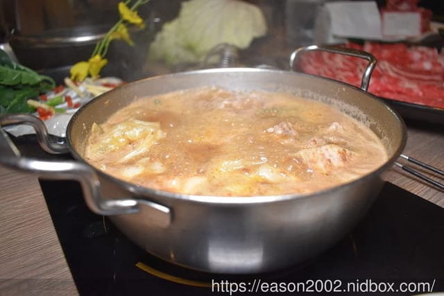 肉多多大變身 網路溫度計好感度，星等及聲量排行蟬聯兩年第一名 | 爆紅的石頭湯竟然在肉多多讓我吃到，難怪已經開了50家直營店 榜上有名的夜宵火鍋